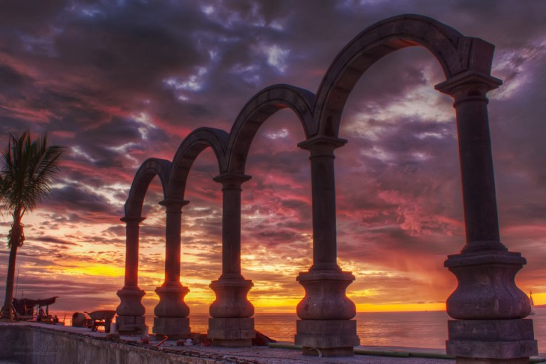 33. ¿Cuándo fueron colocados Los Arcos en el malecón